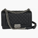 Chanel Boy Flap Caviar acolchado Medio Negro