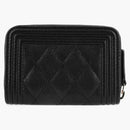 Chanel Boy con cremallera de monedas negras/doradas