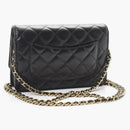 Billetera de chanel en cadena acolchada de piel de cordero negro