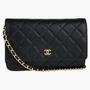 Billetera de chanel en cadena acolchada de piel de cordero negro