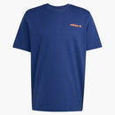 Camiseta gráfica de oso de café adidas calmado azul oscuro