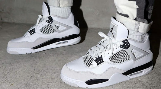Air Jordan 4 Military Black Titelbild