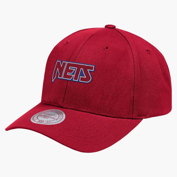 AAPE X Mitchell & Ness New Jersey Nets Strapback má červenou