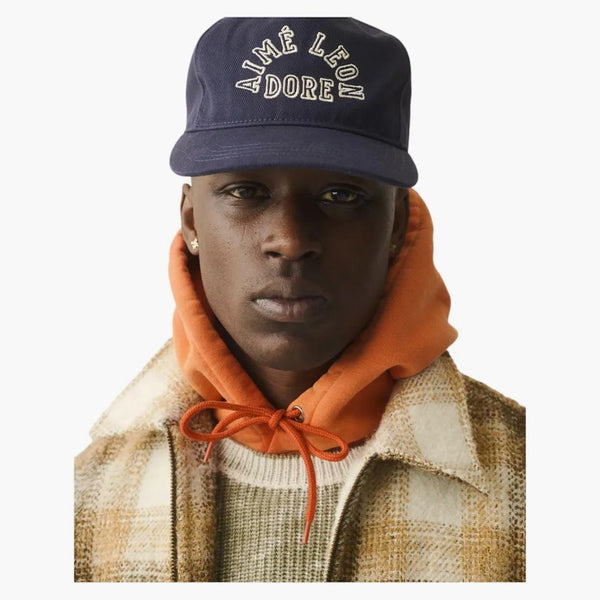 Aime Leon Dore Collegiate Logo má námořnictvo