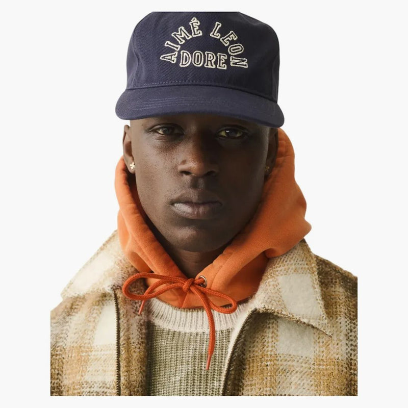 Aime Leon Dore Collegiate Logo má námořnictvo