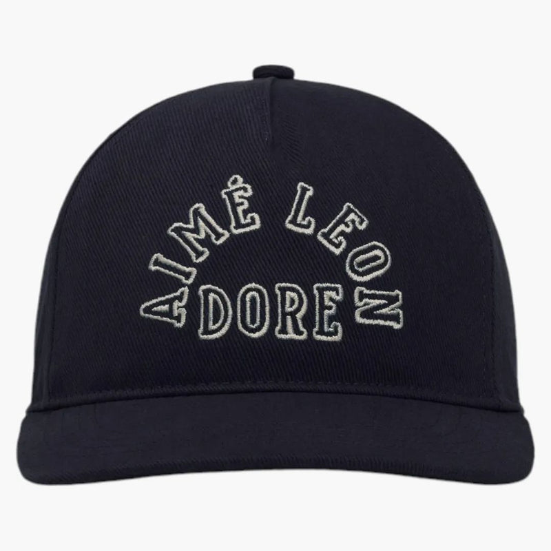 Aime Leon Dore Collegiate Logo má námořnictvo