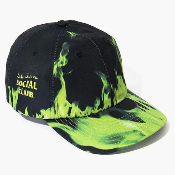 Club sociale anti -sociale una fiamma all'interno del cappello verde fiamma