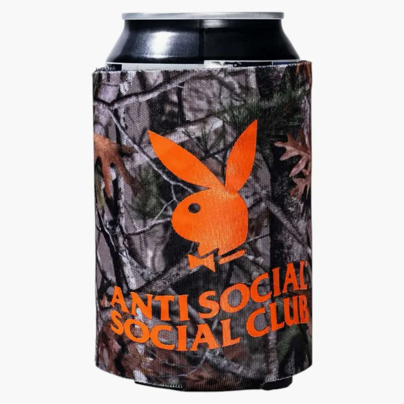 Anti Social Social Club X Playboy Läs det Koozie Camo