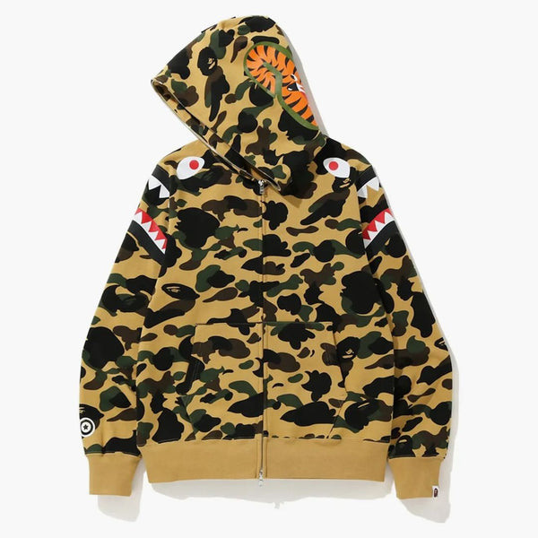 BAPE 1st Camo Shark Shoulde Capolla con sudadera amarilla