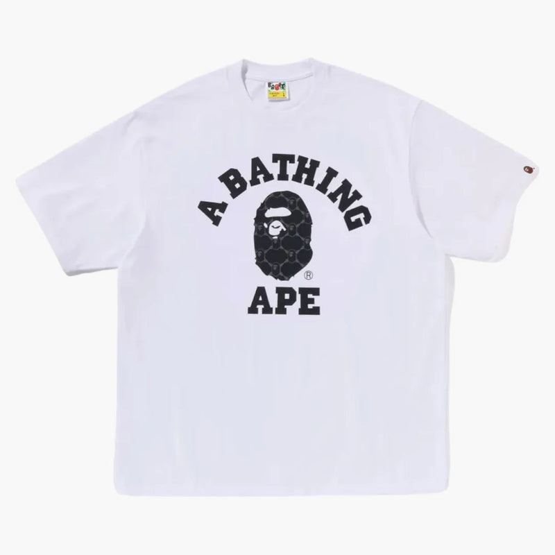 Bape College Monogram College uvolněná fit tee bílá
