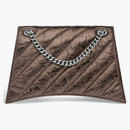 Balenciaga cruza una bolsa de cadena media acolchada de bronce metalizado