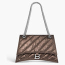 Balenciaga cruza una bolsa de cadena media acolchada de bronce metalizado