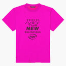 Balenciaga angustiado pequeño ajuste Esto no es logo camiseta rosa negro