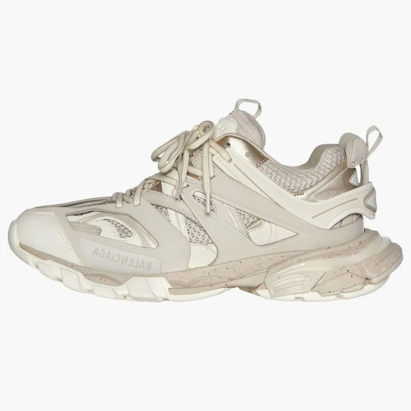 Balenciaga Track recykloval jediný béžový