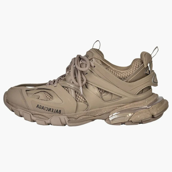 Balenciaga Track recykloval jedinou temnou béžovou