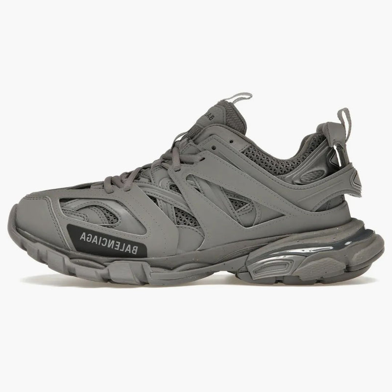 Balenciaga Track recykloval jediný středně šedý