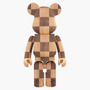 Bearbrick Karimoku Chess 1000% de madera