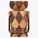 Design fragmentu Bearbrick Karimoku vyřezávaný dřevěný řádek 400%