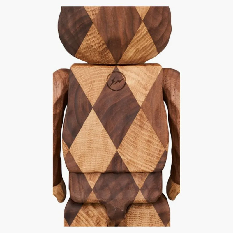 Design fragmentu Bearbrick Karimoku vyřezávaný dřevěný řádek 400%