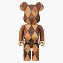 Design fragmentu Bearbrick Karimoku vyřezávaný dřevěný řádek 400%