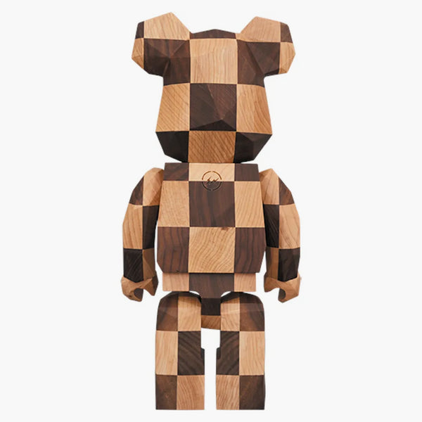 Fragment Bearbrick Karimoku 400% polygon šachy 400% dřeva