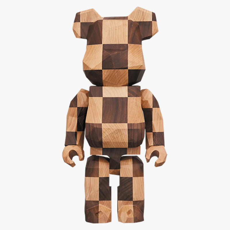 Fragment Bearbrick Karimoku 400% polygon šachy 400% dřeva