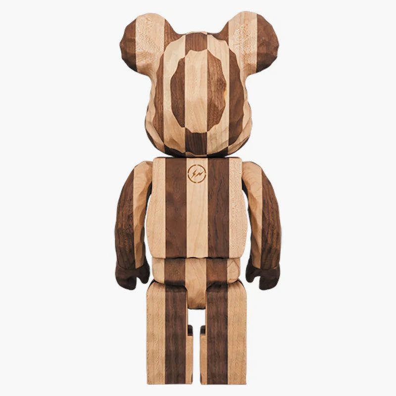 Fragment Bearbrick Karimoku vyřezávaný dřevěný podélný šach 400% dřevo