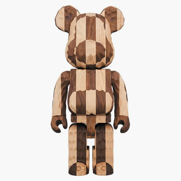 Fragment Bearbrick Karimoku vyřezávaný dřevěný podélný šach 400% dřevo
