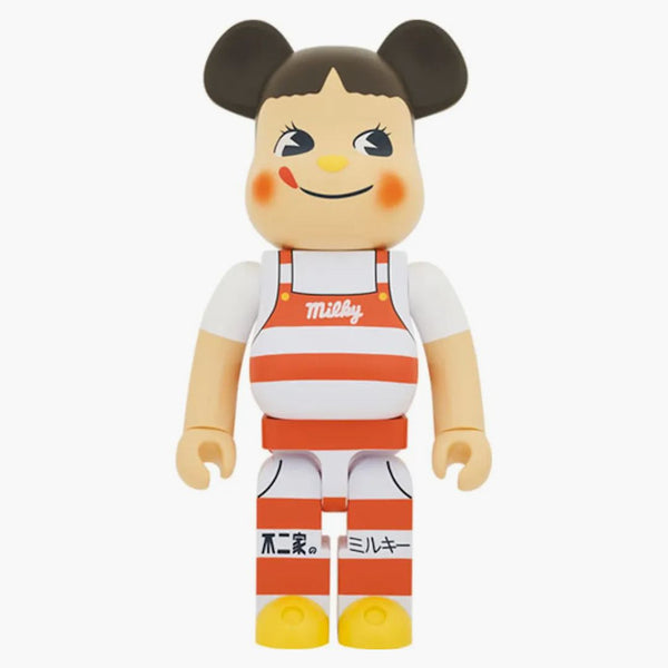 Bearbrick Peko-chan Milky Tricorn ha un design del 1000%