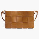 Bottega Veneta -kassettpåse på remmen intreccio kamel