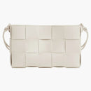 Bottega Veneta Cassette Pouch en Strap Intreccio Chalk