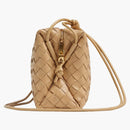 Bottega Veneta Loop Intrecciato Bolsa de cámara pequeña almendra pequeña