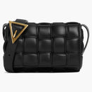 Cassette acolchado de Bottega Veneta pequeño intrecio negro