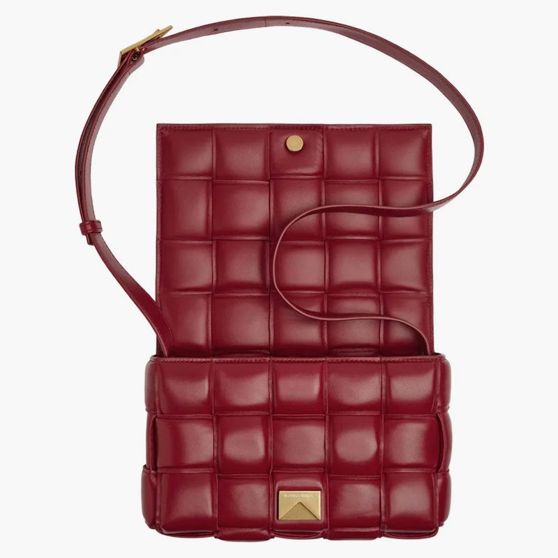 Bottega Veneta polstrovaná Intreccio Casesette Crossbody Bag Dark Red