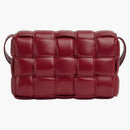Bottega Veneta acolchado Intrecio Cassette Crossbody Bag Red oscuro