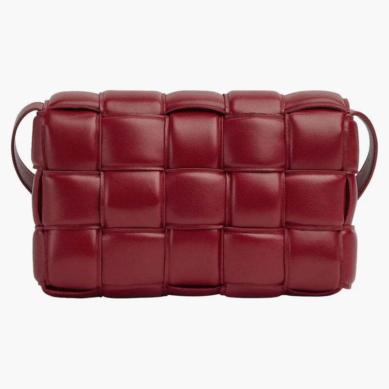 Bottega Veneta polstrovaná Intreccio Casesette Crossbody Bag Dark Red