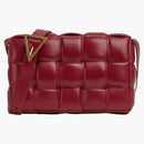 Bottega Veneta acolchado Intrecio Cassette Crossbody Bag Red oscuro