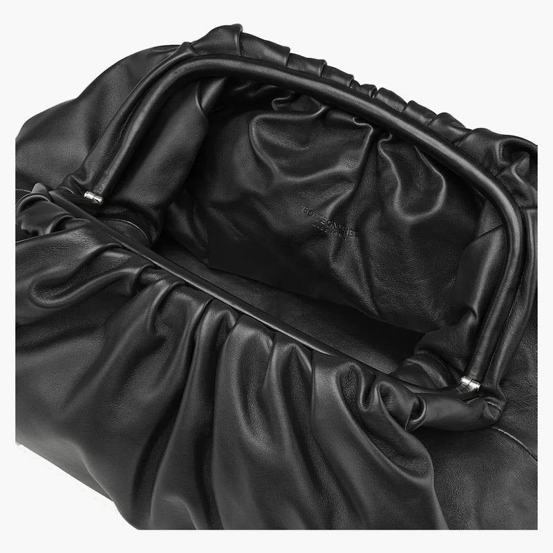 Bottega Veneta the Pouch Butter Calf Nero