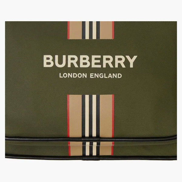 Burberry logotyp och ikon randtryck ekonyl crossbody väska mörk olivgrön