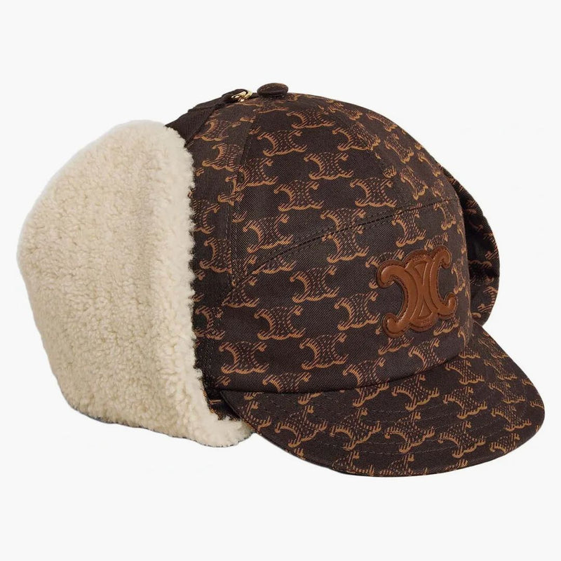Celine Chapka har med triompheatch i triomf monogram bomullsbrun