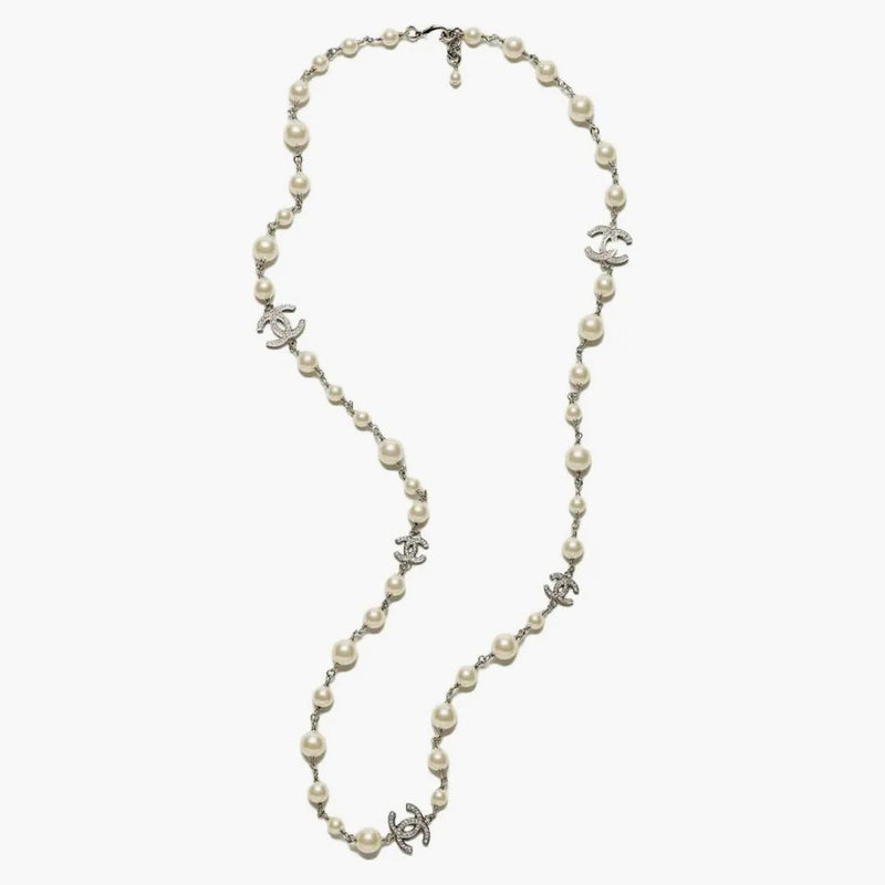 Logo Chanel CC długi naszyjnik Naszyjnik Rhinestone Silver/Pearl (A36121)