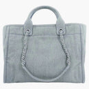 Chanel Medium Denim 23S shoppingväska ljusblå (AS3351)