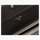 Peněženka Chanel na řetězu prošívané kaviárové zlaté tóny černé