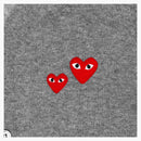 CommE of the Garcons juega con suéter de cárdigan de doble corazón