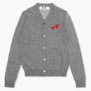 CommE of the Garcons juega con suéter de cárdigan de doble corazón