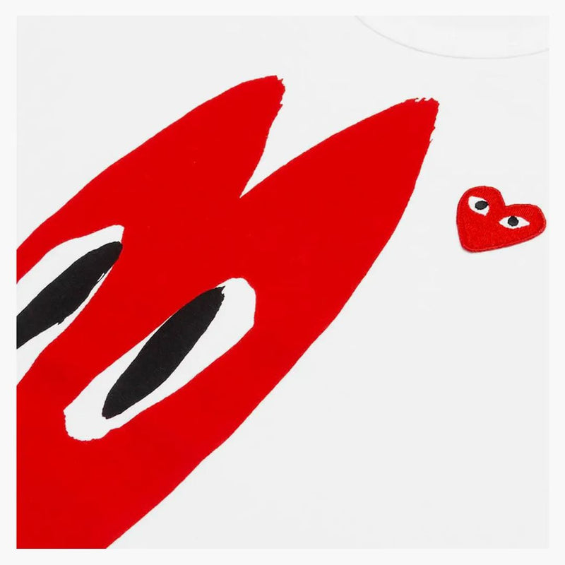 CommE of the Garcons Play Red Emblem Long Heart Camiseta blanca