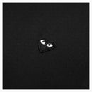 Commar de las garconos juega una pequeña camisa de botones de emblema negro