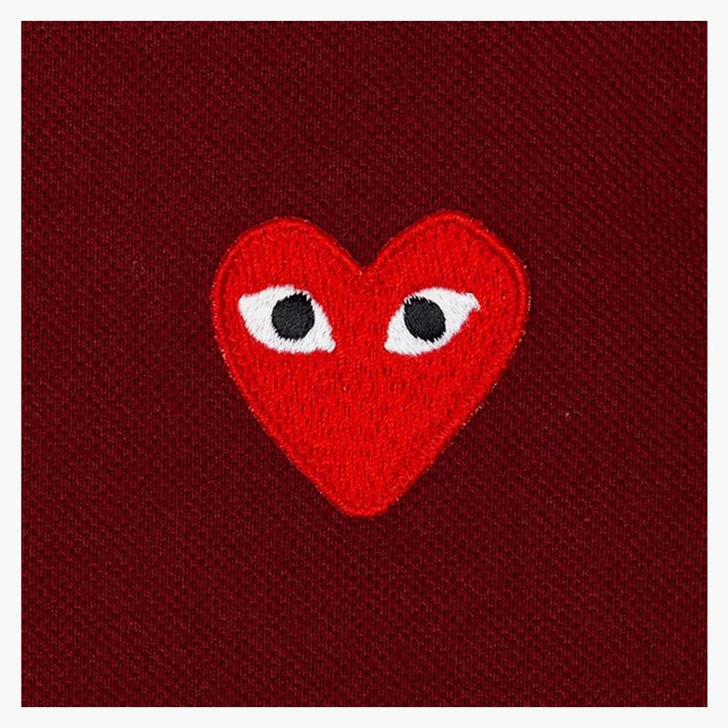 CommE of the Garcons interpreta al emblema rojo femenino Polo Borgoña