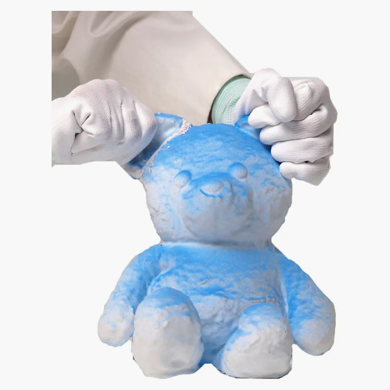 Daniel Arsham prasklý medvěda modrá