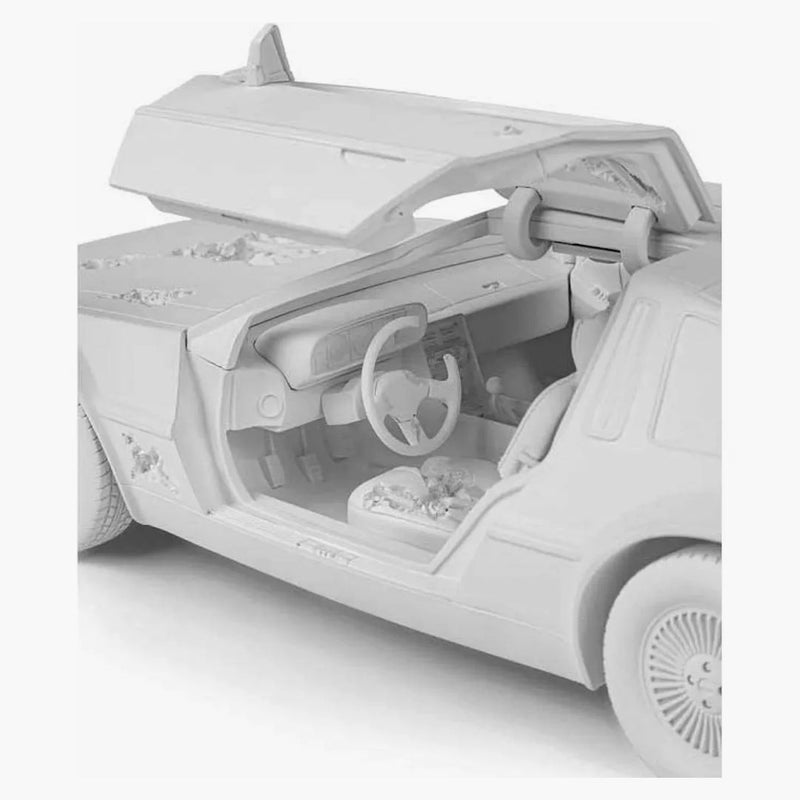 Daniel Arsham erodoval Deloreanskou postavu (vydání 500) White